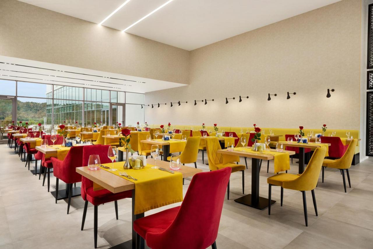 Ramada By Wyndham Targu Jiu Hotell Eksteriør bilde